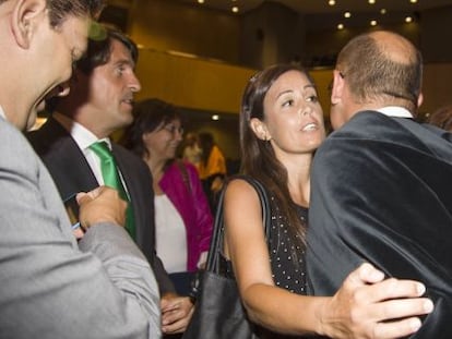 La diputada Elisa D&iacute;az saluda al rector de Alicante. 