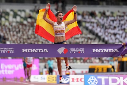 María Pérez, tras cruzar la línea de meta. 