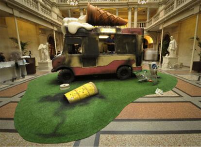 Un camión de helados es el protagonista de una de las espectaculares instalaciones del artista Banksy en el Bristol City Museum
