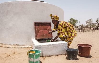 Mboya Ka, beneficiaria de la instalación de una cisterna, recolectando agua en la aldea de Douly.