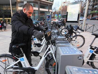 Un usuario recoge una bici de BiciMad en Plaza de Espa&ntilde;a (Madrid).