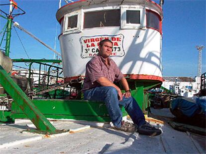 Antonio en su barco <i>Virgen de la Oliva</i>, listo para el desguace.