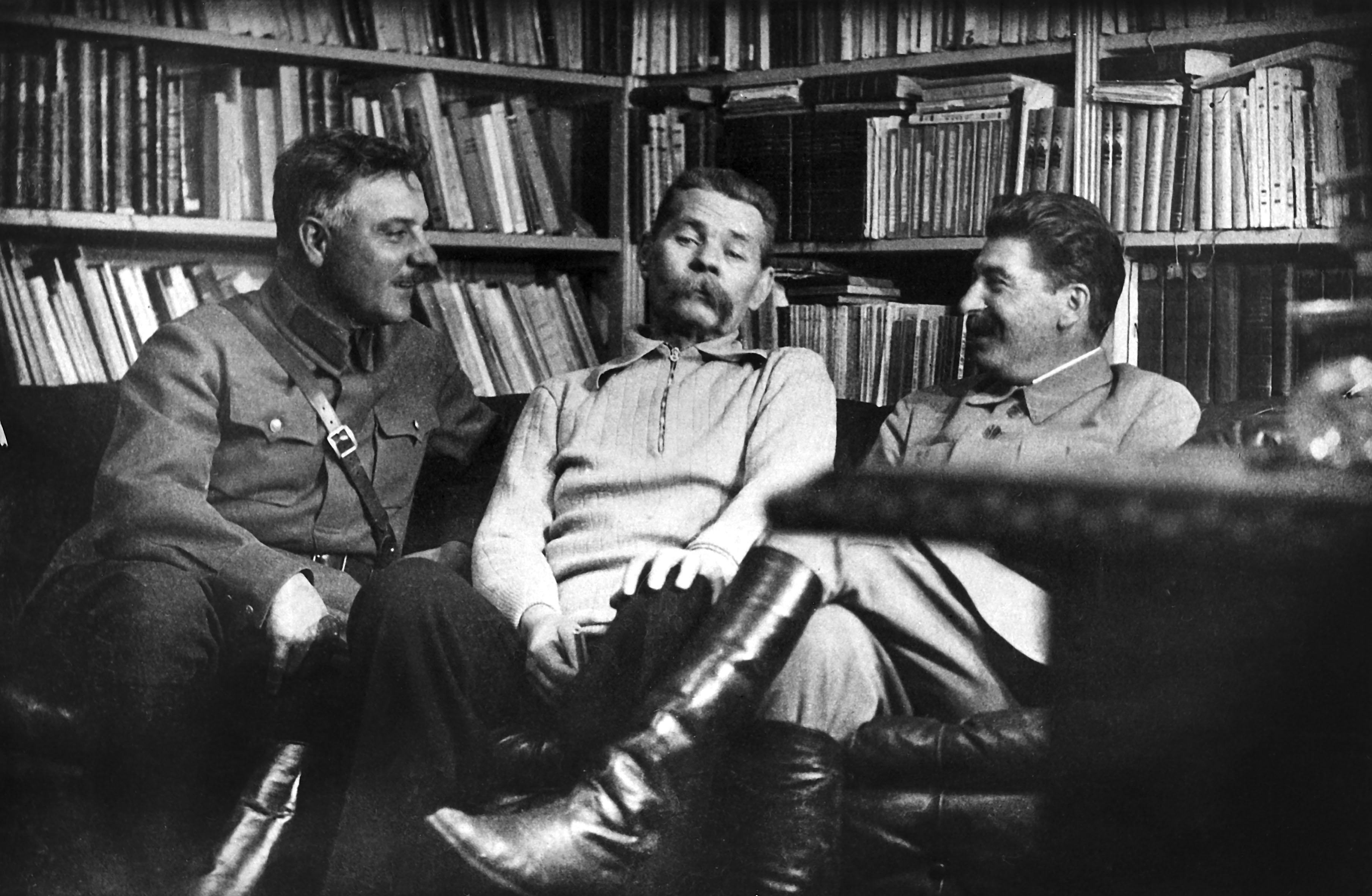 Desde la izquierda, Kliment Voroshílov, el escritor Máximo Gorki y Josef Stalin, en 1931.