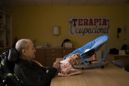 Salvador Castilla tem uma boneca em um dos quartos da residência Los Llanos Vital, em Alpedrete (Comunidade de Madri). Neste centro privado, uma dúzia de pacientes de Alzheimer e outras demências participam de uma terapia com bonecos. É um tratamento não farmacológico que ajuda a reduzir a agitação ou melhorar a comunicação e as relações pessoais.