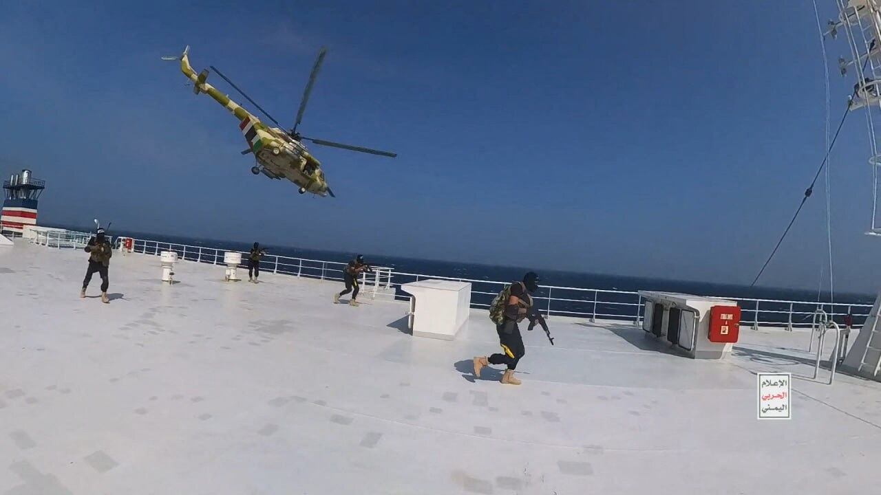 Un helicóptero militar huthi deja soldados sobre la cubierta del 'Galaxy Leader', en una fotografía publicada por el grupo rebelde.