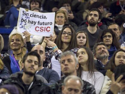 Dos j&oacute;venes reivindican el papel de la ciencia en Vistalegre 2. 