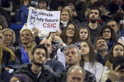 Dos j&oacute;venes reivindican el papel de la ciencia en Vistalegre 2. 