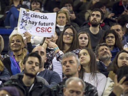 Dos j&oacute;venes reivindican el papel de la ciencia en Vistalegre 2. 