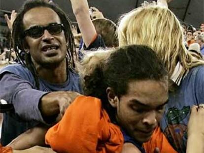 Yannick Noah felicita a su hijo, Joakim, envuelto en abrazos.