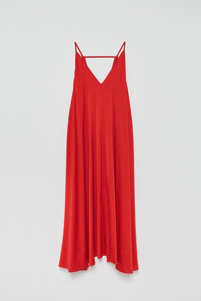 Este vestido de Sfera, en un potente color rojo, con escote en uve, bolsillos y escote en la espalda es la prenda que marcará la diferencia en cualquier boda, cena o cita especial que tengas a la vista. 39,99 €.