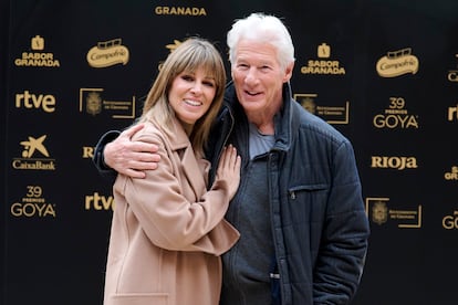 Richard Gere y Alejandra Silva posan en la rueda de prensa en Granada.