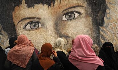 Un grupo de mujeres participa en una protesta contra los recortes en la distribución de ayuda alimentaria, frente a la sede de la Agencia de Obras Públicas y Socorro de las Naciones Unidas, en Gaza (Palestina).