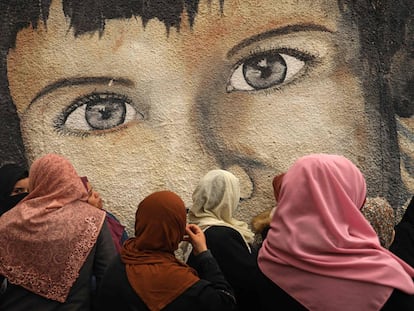 Un grupo de mujeres participa en una protesta contra los recortes en la distribución de ayuda alimentaria, frente a la sede de la Agencia de Obras Públicas y Socorro de las Naciones Unidas, en Gaza (Palestina).