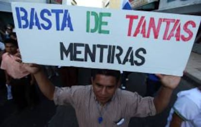 Un hombre protesta este 17 de octubre de 2013, en Ciudad de Panamá (Panamá).