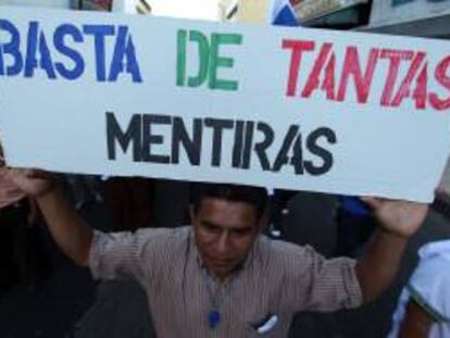 Un hombre protesta este 17 de octubre de 2013, en Ciudad de Panamá (Panamá).