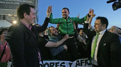 Juan Anguix (izquierda), junto al concejal Daniel Rubio y varios aficionados del Elche.