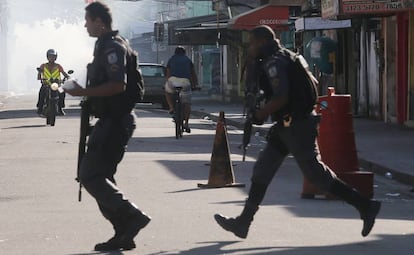 La Policía Militar en Ciudad de Dios este domingo.