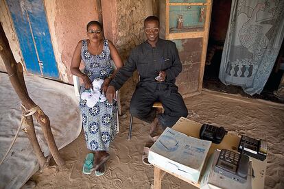 Radi, de 30 años, de Costa de Marfil, también recaló en Dirkou, y aquí se ha instalado. Conoció a O. K., el hombre sentado junto a ella, y le atiende su locutorio telefónico. Además, le sirve de distracción. O. K. tiene ya dos esposas.