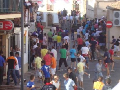 La cogida se produjo en Fernán Caballero, cuando la víctima trataba de refugiarse en las talanqueras del recorrido