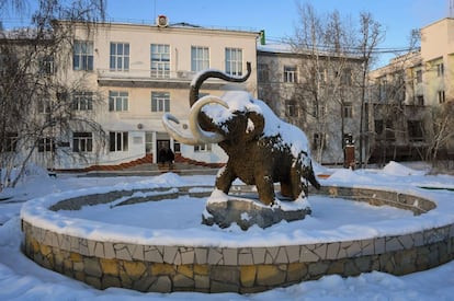 Escultura de un mamut frente al Instituto Melnikov para el estudio del permafrost, en la ciudad siberiana de Yakustsk.