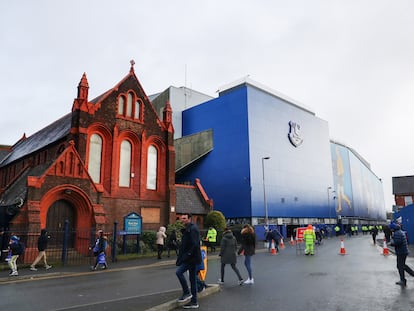 La iglesia al lado del estadio del Everton.