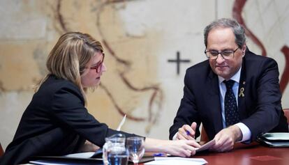 El presidente de la Generalitat, Quim Torra, y su portavoz, Elsa Artadi, durante la reunión semanal del Gobierno catalán.