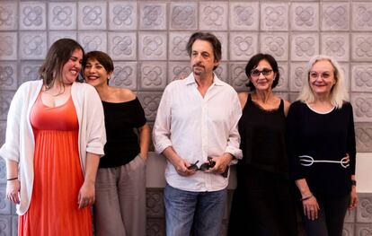 Truyol, Vilarasau, Madaula, Sílvia Munt y Rocatti, posan al presentar el espectáculo.