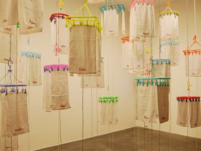 Instalación <i>Sweat memories,</i> de Kristoffer Ardeña, en la galería Oliva Arauna.