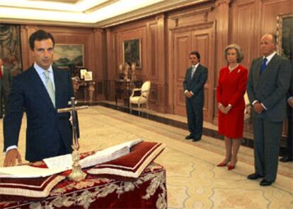 Juan Costa jura su cargo de ministro de Ciencia y Tecnología ante los reyes y Aznar.