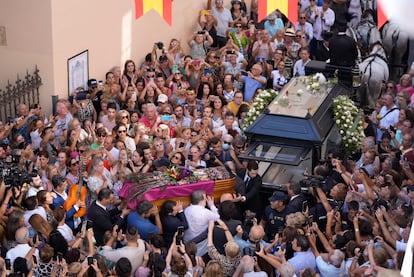 El féretro con los restos mortales de María Jiménez, a su salida de la iglesia de Santa Ana, en Triana, camino al cementerio de Sevila, este viernes.