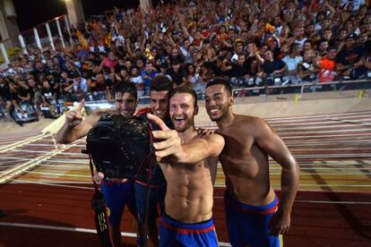 Los jugadores del Valencia celebran el pase.