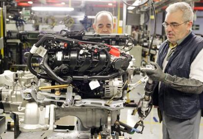 Trabajadores de la cadena de montaje de GM en Figueruelas (Zaragoza)