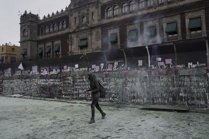 México conmemora su Día Internacional de la Mujer más tenso. Cientos de mujeres han marchado hasta el Zócalo de Ciudad de México y han derribado parte del cerco que rodeaba el Palacio Nacional. La policía ha respondido con gases lacrimógenos.