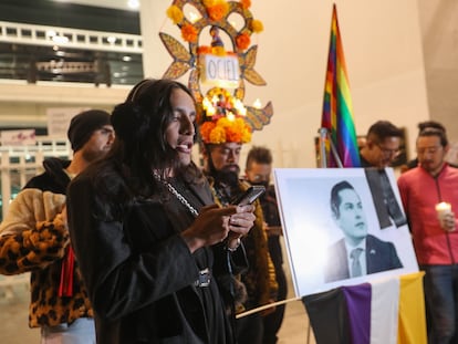 Integrantes de la comunidad LGTBI llevaron a cabo una protesta y velada por Jesús Ociel Baena en Toluca, Estado de México.
