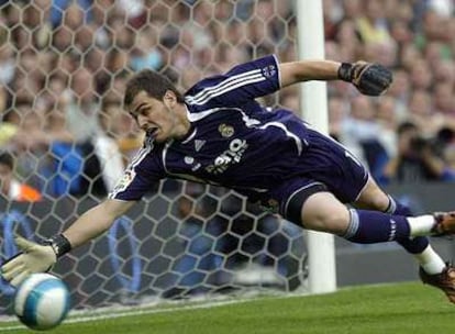 Casillas se estira para despejar un remate durante un <i>derby</i> contra el Atlético.