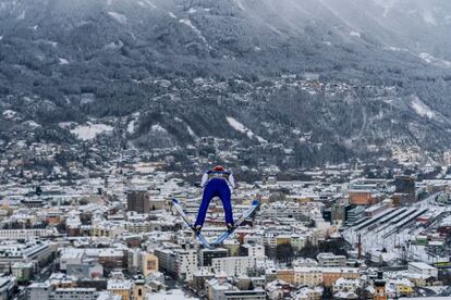 El alemán David Siegel participa en un entrenamiento antes de competir en la tercera ronda del torneo Cuatro Trampolines de saltos de esquí disputado en Innsbruck (Austria).