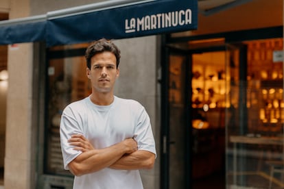 Víctor Naranjo, que pasó de ser gestor comercial a vender tortillas de patata a domicilio, frente a su local, La Martinuca.