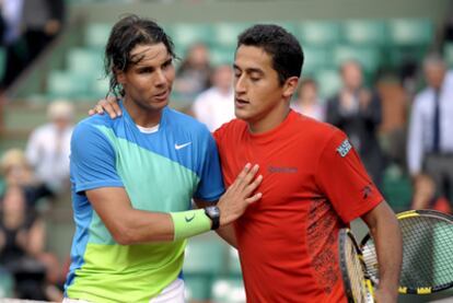 Nicolás Almagro felicita a Rafa Nadal tras la victoria del mallorquín en los cuartos de final del Roland Garros 2010.