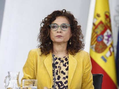 08/11/2018 La ministra de Hacienda, María Jesús Montero, en rueda de prensa posterior al Consejo de Ministros en el que se ha aprobado, entre otras cuestiones, que la banca pague el impuesto de hipotecas y medidas sobre la exhumación de Franco.     ECONOMIA  Eduardo Parra - Europa Press