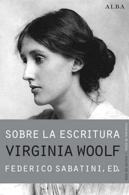 "Si algo podemos agradecerle a Virginia Woolf, entre otras cosas, es habernos dado suficientes temas como para construir una nueva subjetividad femenina. Y lo digo sin recelo de parecer exagerada. Esta frase martillea y nos dice: "¿Y si toda mi obra no hubiese sido un intento por esbozar una autobiografía?". Creo que esta frase, igual que la de la escritora Colette, admirada por Woolf, es también rotunda: "¿Y si mis personajes no fuesen más que mi modelo?". En ambos casos, el intento de una autobiografía es una vida escrita, una vida que es bio-poder, capacidad para nombrar y clasificar. De esta manera, ese cotton wool, la lana de la vida, como ella definía esos espacios encarnados, desplazaban a los “not being”, momentos sin sentido de la existencia. El desarraigo de toda mujer que piensa. Pero, entendámoslo, esta experiencia trascendente, que pone un paréntesis en el cuerpo, nos da la clave para entender lo que significa la escritura en el caso de una mujer, encierro, y más encierro, incapacidad de nombrar y de romper con las ataduras de la escritura dominante, la herencia simbólica masculina de la habló Pierre Bourdieu en su libro sobre el capital simbólico, y que se encuentra con la frase de Simone de Beauvoir: "No se nace mujer, se deviene…". Por PATRICIA DE SOUZA