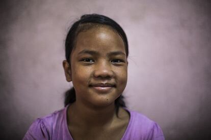 Dipika Lama, 12 años. La madre de Ranjit Lama la acogió ya que vivía en la misma calle. No existe ninguna noticia sobre su familia de sangre. Entraron juntos al programa.