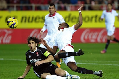 Mainz derriba a Kondogbia en un Sevilla-Granada en 2013.