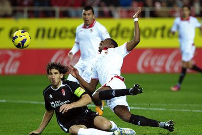 Mainz derriba a Kondogbia en un Sevilla-Granada en 2013.