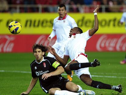 Mainz derriba a Kondogbia en un Sevilla-Granada en 2013.