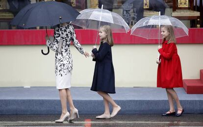 Doña Letizia, y sus hijas la princesa Leonor y la infanta Sofía, al término del desfile militar que han presidido los Reyes.