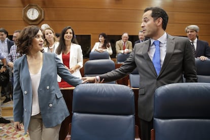  La candidata del PP a la presidencia de la Comunidad de Madrid, Isabel Díaz Ayuso, y el portavoz de Ciudadanos en la Asamblea de Madrid, Ignacio Aguado, poco antes del discurso de Díaz Ayuso en la primera sesión del pleno de investidura celebrado este martes.