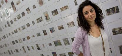 Inmaculada Salinas ante su obra &#039;Prensadas&#039; en el CAAC.