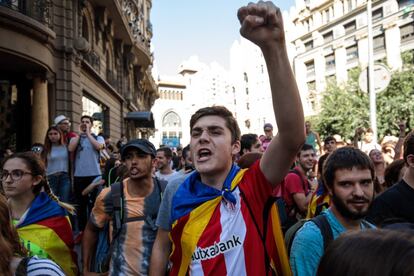 Los estudiantes recorren las calles del centro de Barcelona.
