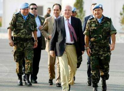 Miguel Ángel Moratinos, a su llegada a la base militar española en Marjayún.