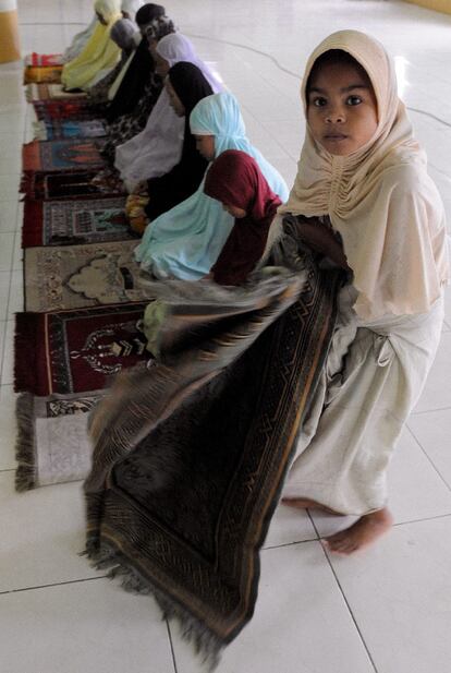 Una niña filipina a su llegada a la mezquita en Paranaque. El mes de ramadán es obligatorio para los musulmanes a partir de la pubertad.